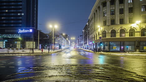 Tráfico-Nocturno-En-Un-Bulevar-De-Riga,-Letonia