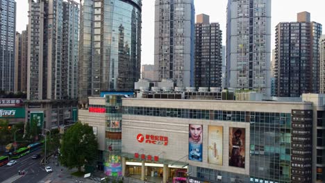 Filmischer,-Aufsteigender,-Spiralförmiger-Panoramablick-Aus-Der-Luft-Auf-Die-Wunderschöne-Aussicht-Auf-Den-Platz-Im-Stadtzentrum-Mit-Wolkenkratzern-In-Chongqing,-China