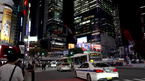 Nachtansicht-In-Shinjuku-Mit-Vorbeifahrendem-Verkehr