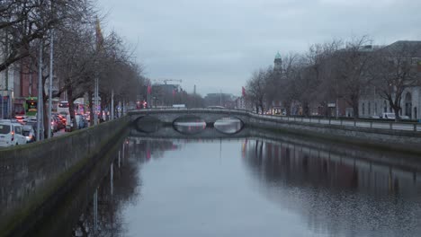 Liffey-River-In-Dublin-Mit-Father-Matthew-Bridge-Und-Stadtverkehr