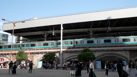 Estación-Shimbashi-Sl-Plaza-Con-Tren-De-La-Línea-Toei-Pasando-Por-Encima