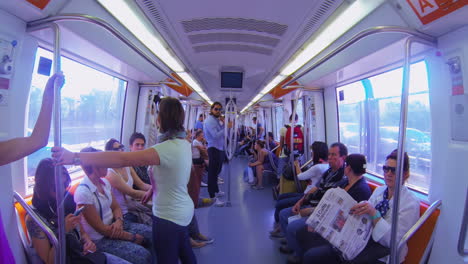 Innenraum-Einer-Geräumigen-Futuristischen-U-Bahn-Mit-Menschen-Und-Touristen-In-Rom