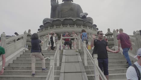 Estatua-Del-Buda-Tian-Tan-Durante-Un-Día-Nublado-Con-Muchos-Turistas-Debajo-Tomando-Fotografías-Y-Haciendo-Turismo---Cámara-Súper-Lenta
