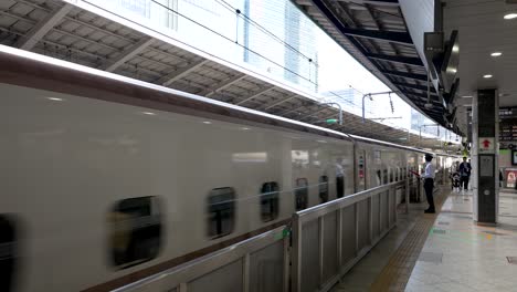 Shinkansen-Hochgeschwindigkeitszug-Der-N700-Serie-Fährt-Vom-Bahnsteig-Ab