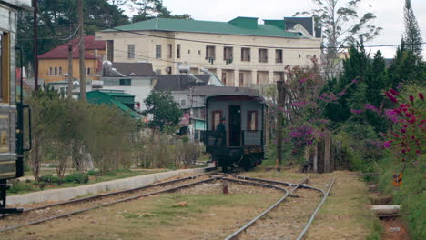 Estación-De-Tren-Da-Lat---Tren-Antiguo-Viaja-Sobre-Vías-Férreas