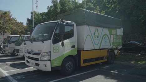 Primer-Plano-De-Un-Camión-De-Reciclaje,-Vehículo-De-Eliminación-De-Residuos.