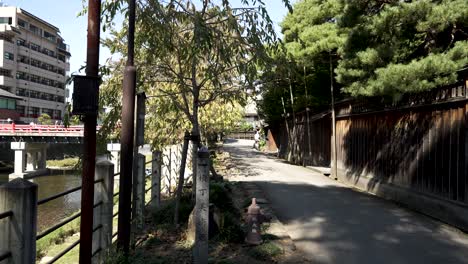 Calle-Lateral-Junto-Al-Río-Miyagawa-En-Takayama.