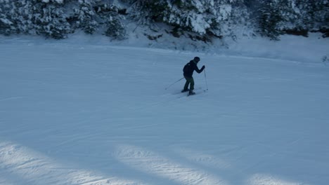 Skifahrer-Und-Snowboarder-Rutschen-In-Zeitlupe-Auf-Verschneiten-Pisten-Im-Winterresort
