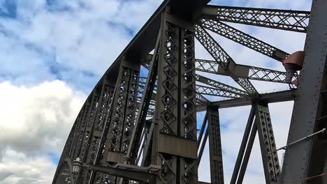 Blick-Auf-Die-Stahlkonstruktion-Der-Sydney-Harbour-Bridge-Mit-Bewölktem-Himmel-Im-Hintergrund