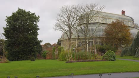Grüner-Rasen-Und-Das-Hauptgewächshaus-Im-National-Botanic-Gardens-In-Glasnevin,-Dublin,-Irland