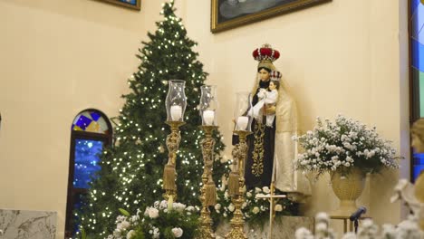 Skulptur-Der-Jungfrau-Maria,-Die-Ein-Jesuskind-In-Ihren-Händen-Trägt,-Innenraum-Der-Katholischen-Kirche-St.-Judas-Thaddäus