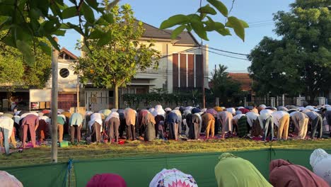 Musulmanes-Rezando-Juntos-El-Eid-En-El-Campo-En-La-Mañana