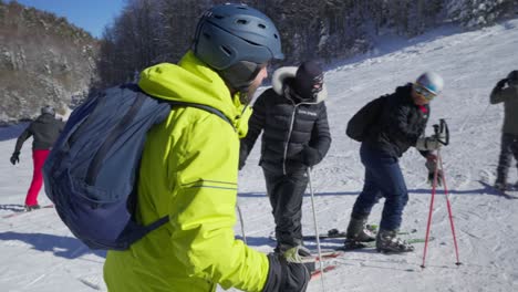 Junger-Männlicher-Skifahrer-Bereitet-Sich-Auf-Die-Pisten-Im-Skigebiet-Vor