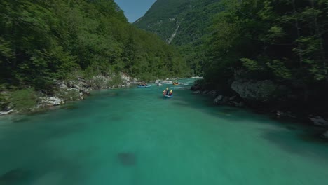 Aventura-De-Rafting-En-El-Río-Soca-En-Bovec,-Eslovenia.