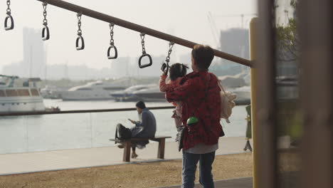 Mutter-Bringt-Ihrer-Tochter-Bei,-Den-Handlauf-Zu-Benutzen,-Und-Genießt-Einen-Park-In-Hongkong