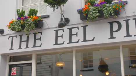 El-Restaurante-Eel-Pie-Pub-Cartel-Con-Flores-En-El-Distrito-De-Twickenham,-Londres,-Inglaterra