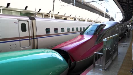 Der-Japanische-Shinkansen-Hochgeschwindigkeitszug-Hayabusa-Kommt-Am-Bahnhof-Tokio-Zusammen