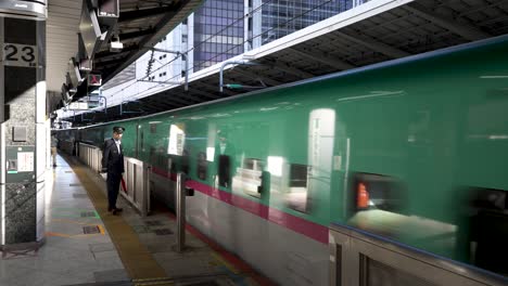 Jr.-E5-Serie-Shinkansen-Zug-Fährt-Vom-Bahnsteig-Des-Bahnhofs-Tokio-Ab