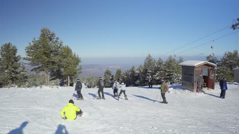 Eine-Gruppe-Junger-Skifahrer-Bereitet-Sich-Darauf-Vor,-An-Einem-Sonnigen-Wintertag-Die-Pisten-Zu-Befahren