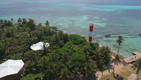Luftflug-über-Einer-Kleinen-Insel-In-Der-Karibik