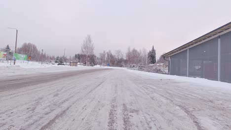 Winter,-Defensives-Fahren,-POV,-Finnland,-Schneebedeckte,-Vereiste-Autobahnen,-Reisen