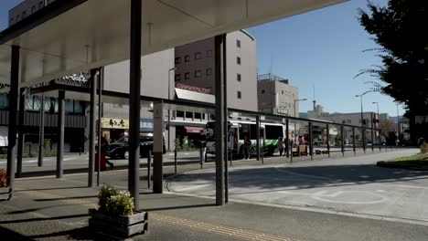 Bushaltestelle-Und-Taxistand-Vor-Der-Ostseite-Des-Bahnhofs-Takayama
