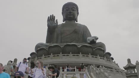 Estatua-Del-Buda-Tian-Tan-Durante-Un-Día-Nublado-Con-Muchos-Turistas-Debajo-Tomando-Fotografías-Y-Haciendo-Turismo---Cámara-Súper-Lenta