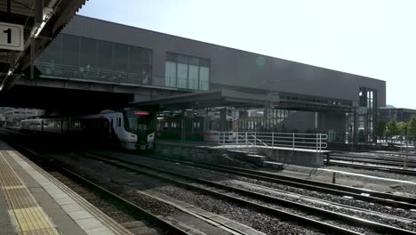 Edificio-De-La-Estación-De-Takayama-Visto-Desde-La-Plataforma-Con-El-Tren-Híbrido-Diésel-eléctrico-Serie-Hc85-Estacionado