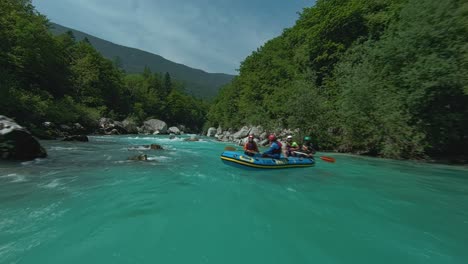 Outdoor-Abenteuer-Mit-Rafting-Team-Auf-Dem-Fluss-Soca-In-Bovec,-Slowenien