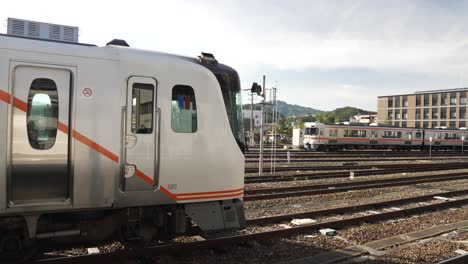 Blick-Auf-Den-Dieselelektrischen-Hybridzug-Der-Serie-HC85,-Der-Am-Bahnhof-Takayama-Geparkt-Ist