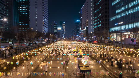 Menschen,-Die-Während-Des-Nächtlichen-Weihnachtslaternenfestivals-Am-Cheonggyecheon-Bach-Vorbeigehen---Zeitraffer