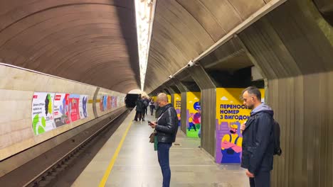 Gente-Esperando-En-Una-Estación-Para-Tomar-El-Metro-Subterráneo-En-Kiev,-Ucrania,-Transporte-Rápido-Por-Una-Ciudad,-Toma-De-4k