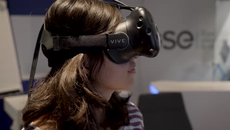 Frau-Erlebt-VR-Technologie-Im-Büro