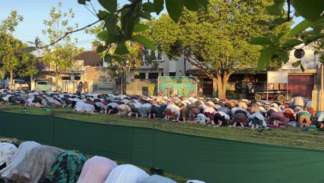 Musulmanes-Rezando-Eid-Juntos-Haciendo-Movimiento-De-Postración-En-El-Campo