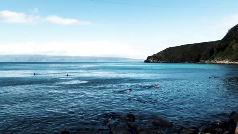 Menschen-Schwimmen-Im-Türkisblauen-Wasser-Vor-Der-Küste-Von-Hawaii,-USA,-Honolua-Bay