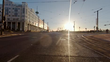 Zeitraffer-Vorortkreuzung-Mit-Transportfahrzeugen-Bei-Sonnenuntergang-In-Helsinki,-Finnland