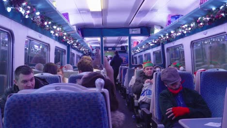 An-Bord-Des-Polar-Express-Schläft-Die-Geisterfigur-Aus-Dem-Film-In-Der-Nähe-Von-Passagieren
