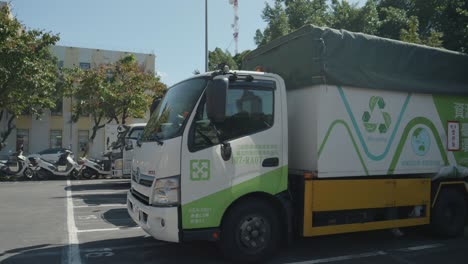 Camión-De-Reciclaje-Estacionado-En-Un-Estacionamiento-En-Taiwán,-Taipei