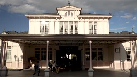 Entrada-Principal-Al-Edificio-De-La-Estación-Jr-Nikko-Con-Viajeros-Caminando