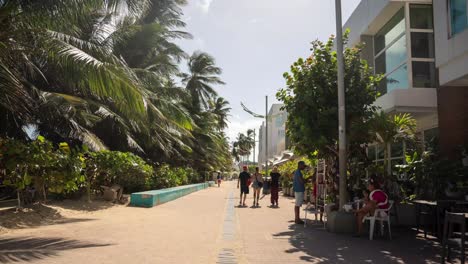 Zeitraffer,-Menschen,-Die-Morgens-Auf-Dem-Bürgersteig-Am-Strand-Spazieren,-Insel-San-Andrés,-Kolumbien
