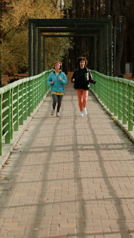 Mädchen-Laufen-Auf-Einer-Brücke