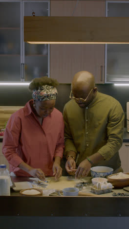 Pareja-Afroamericana-En-La-Cocina