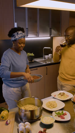 Pareja-En-Una-Cocina