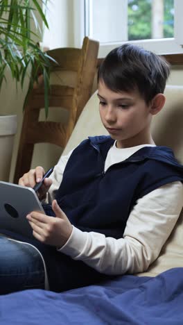 Boy-drawing-on-a-tablet