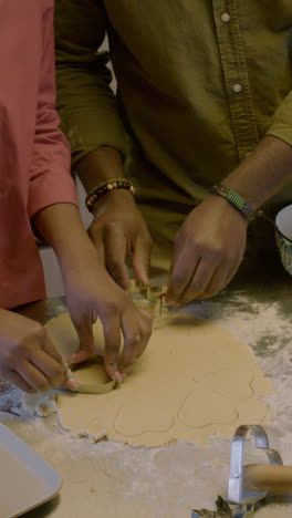 Pareja-Afroamericana-En-La-Cocina