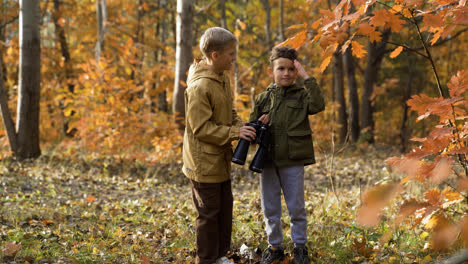 Kids-with-binoculars-outdoors