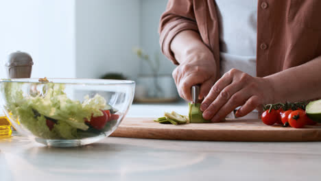 Woman-preparing-a-salad