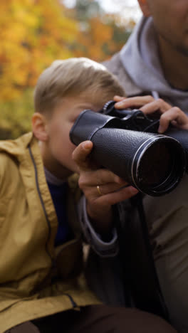 Vater-Und-Sohn-Sitzen-Im-Wald