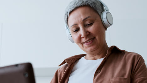 Woman-listening-to-music