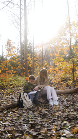 Madre-E-Hijo-Sentados-En-El-Bosque